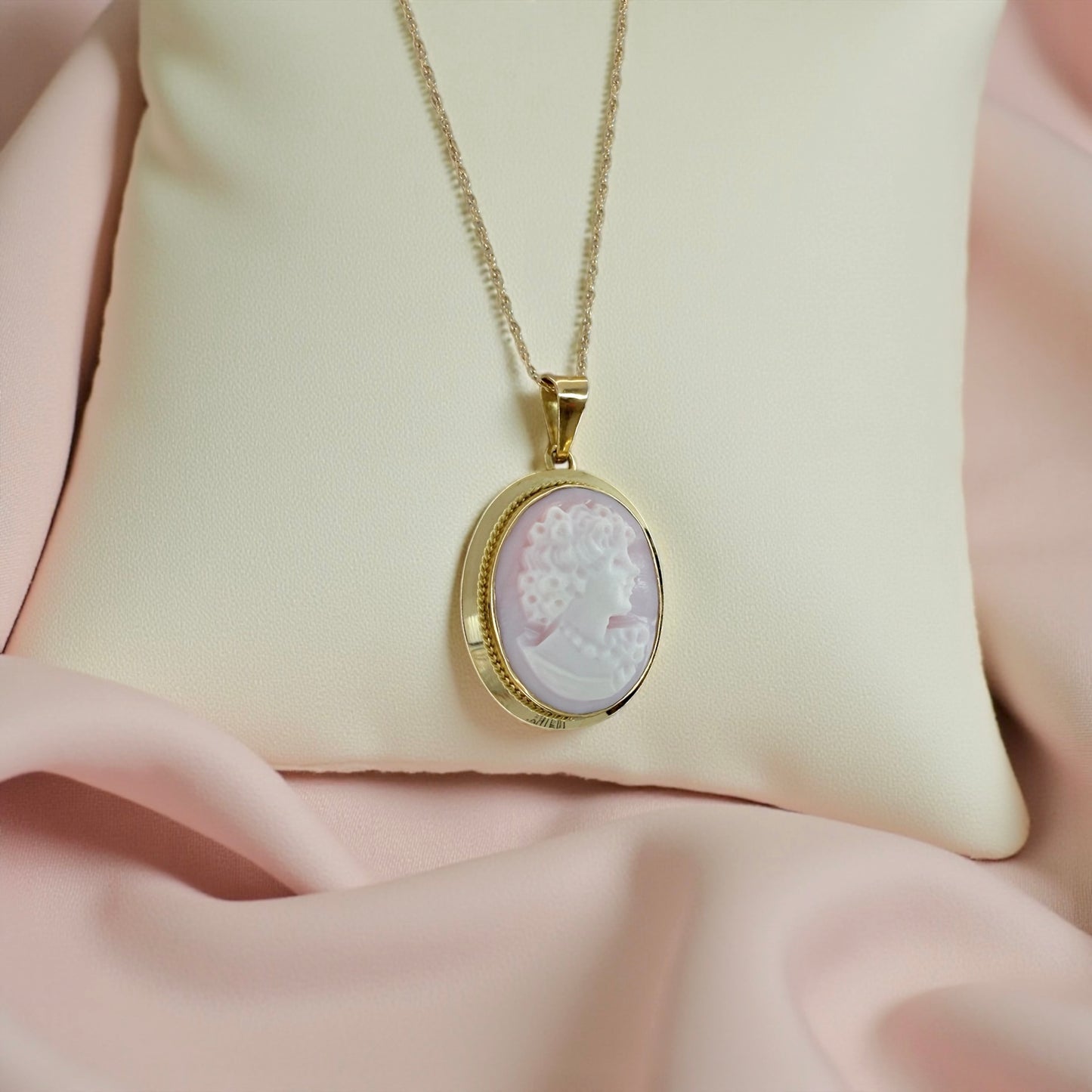 18K Cameo Pendant